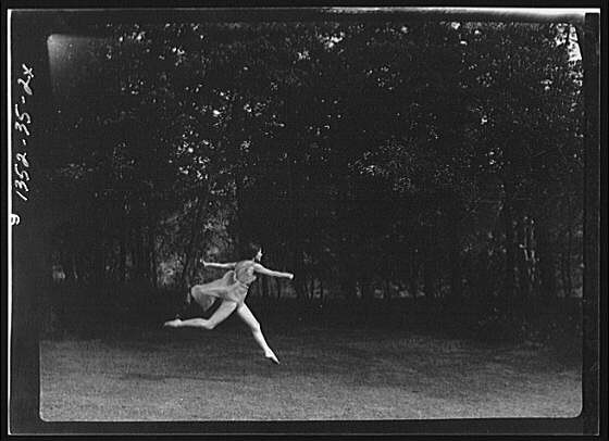 Photo:Elizabeth Duncan dancers,women,outdoors,Arnold Genthe,1929