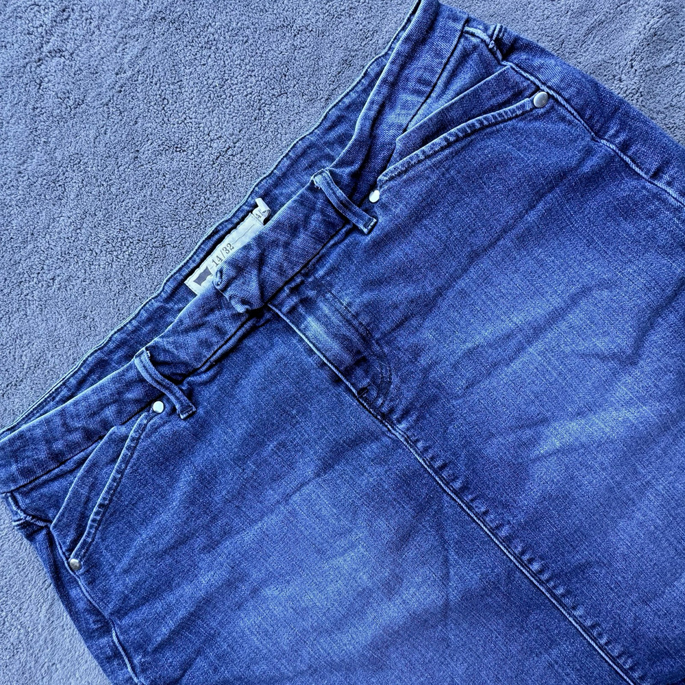 Levi’s Women’s Denim Skirt Size 14/32 Blue Jean Stretch Back Slit Casual Wear