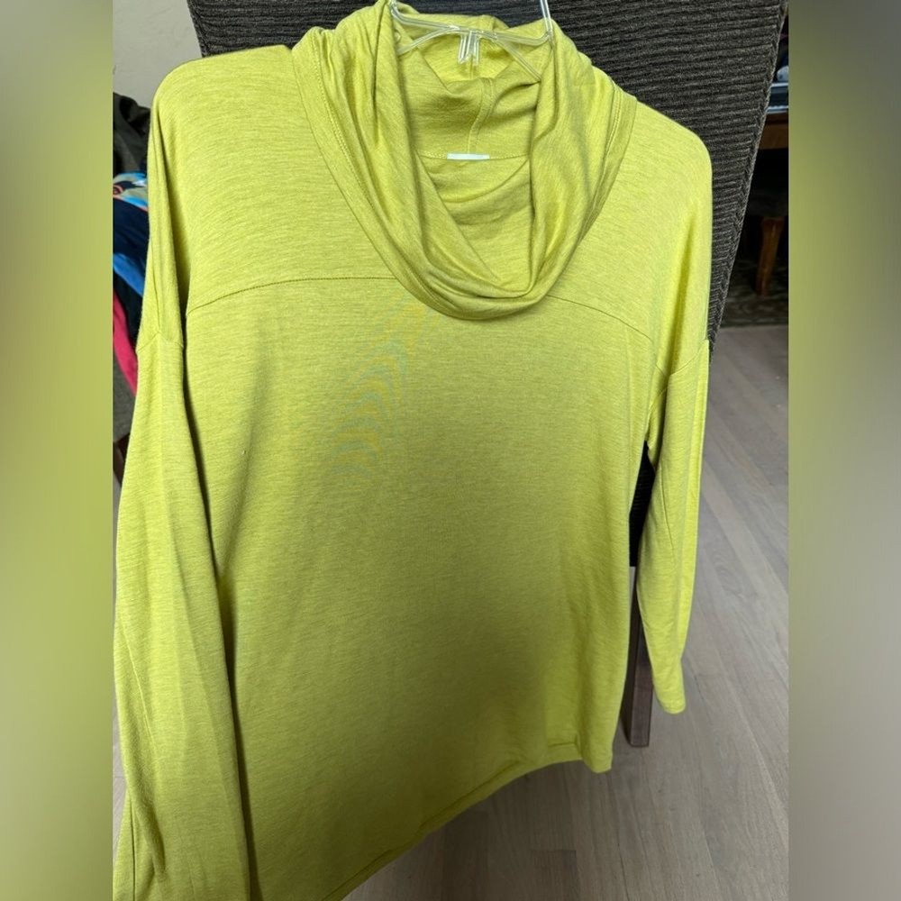 CAbi Turtleneck Women's Size XS (oversized) Bright Moss Chartreuse