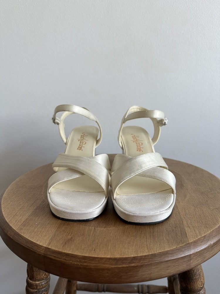 Dyeable AbraCadabra Brand Size 8  White Chunky Heels Strappy Wedding Prom Grad-image