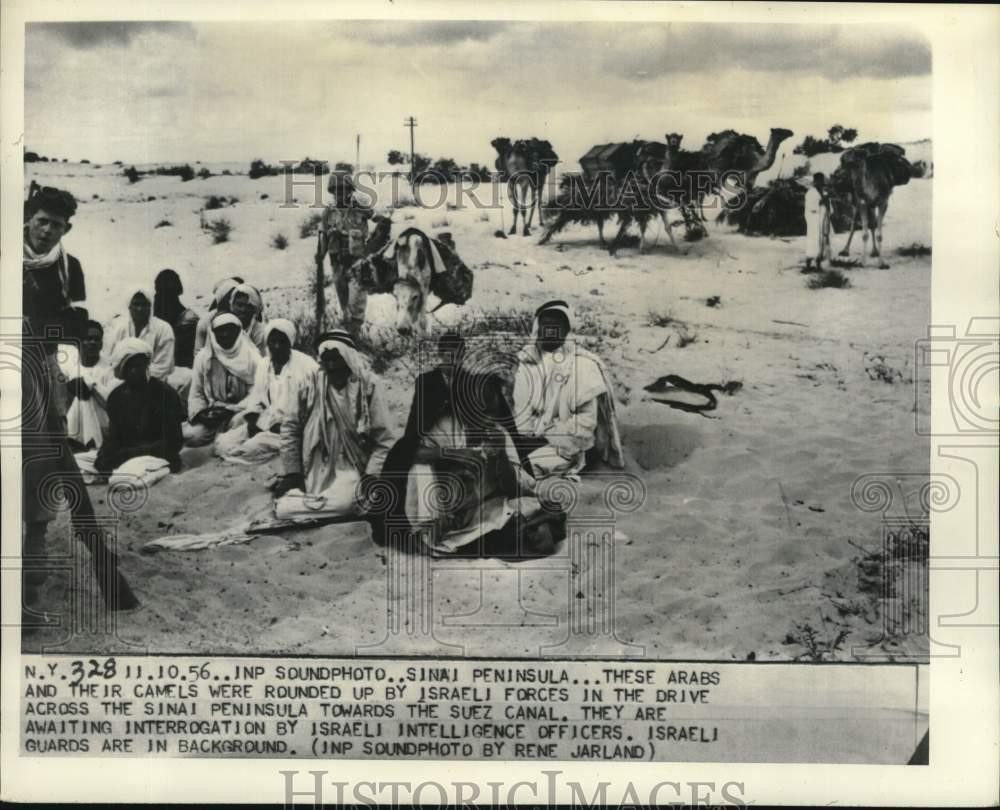 1956 Press Photo Israeli soldiers detain Arabs on Sinai Peninsula, Egypt