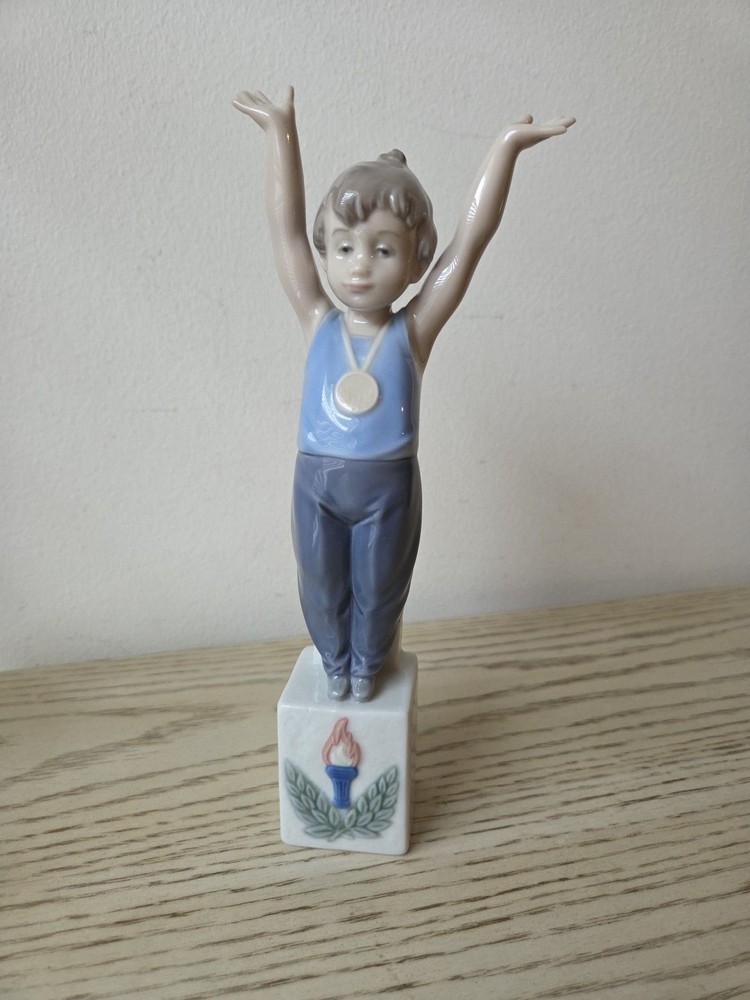 Vintage Retired Lladro Olympic Champion 5871 Figurine