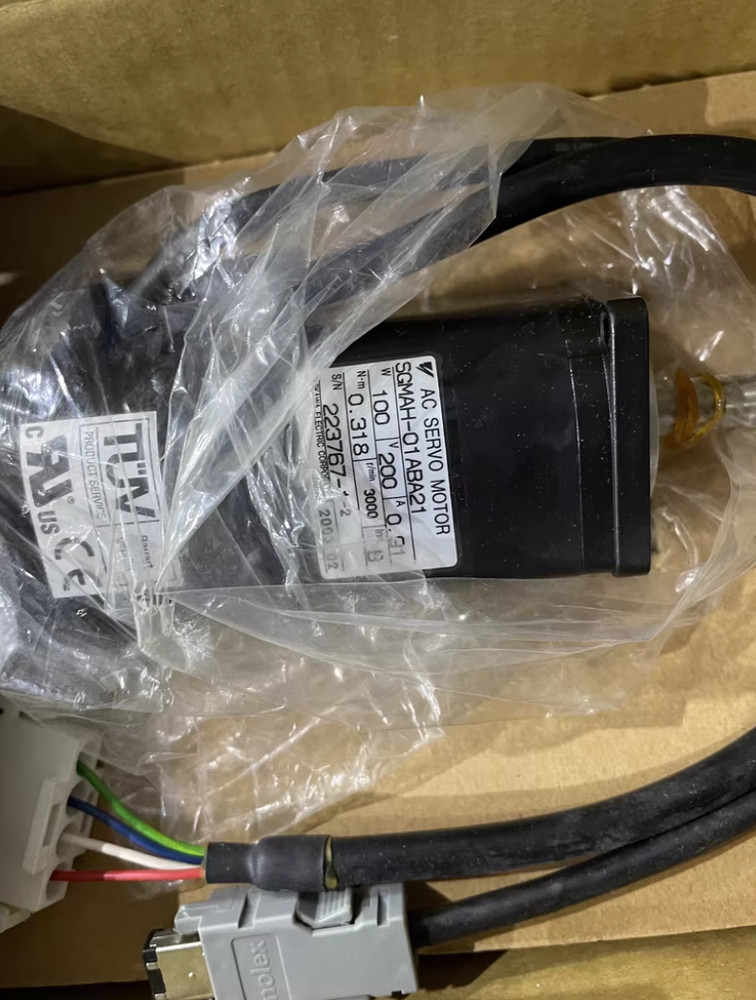 New In Box Yaskawa SGMAH-01ABA21 AC Servo Motor