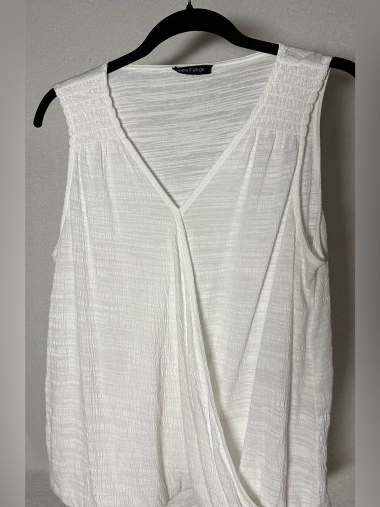 Cable & Gauge White Sleeveless V-Neck Wrap Top - Size Large