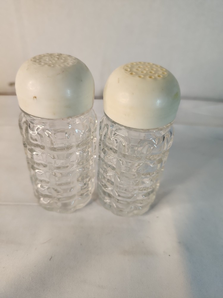 Vintage Set of clear Glass Salt amd Pepper Shakers