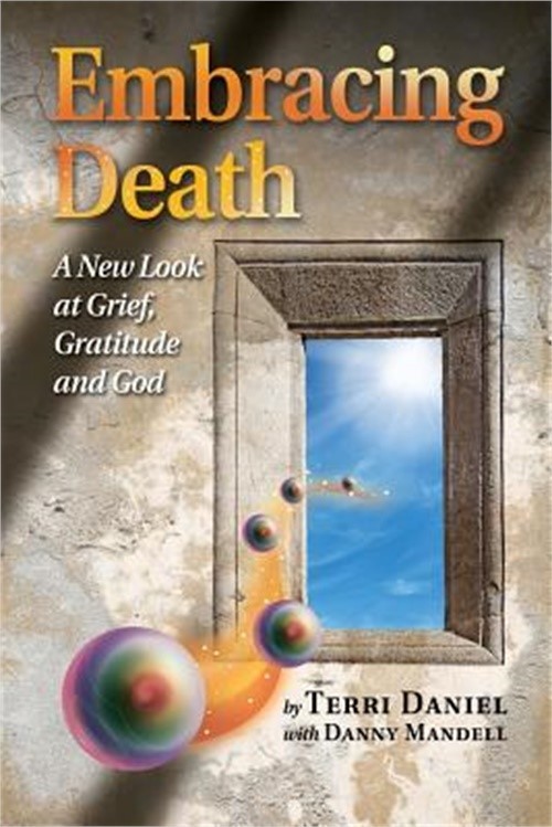 Embracing Death: A New Look at Grief, Gratitude and God (Paperback or Softback)