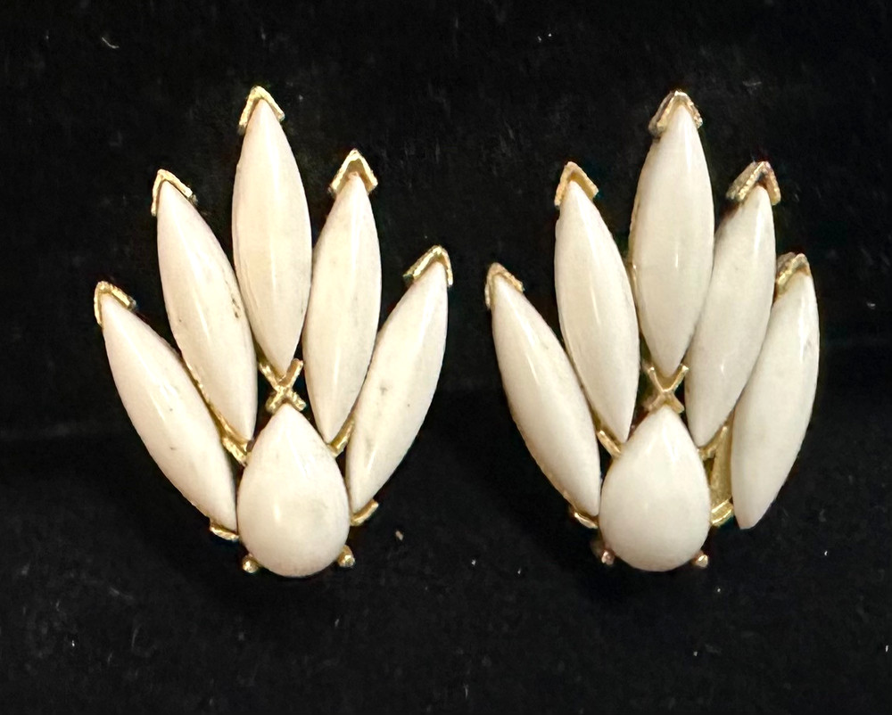 Signed CROWN TRIFARI Vtg White Flower Gold Tone Clip-on Earrings Jewelry Lot I