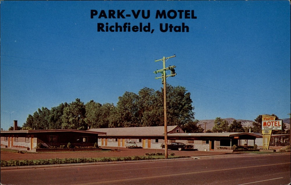 Park-Vu Motel Richfield Utah vintage cars ~ 1950-60s postcard