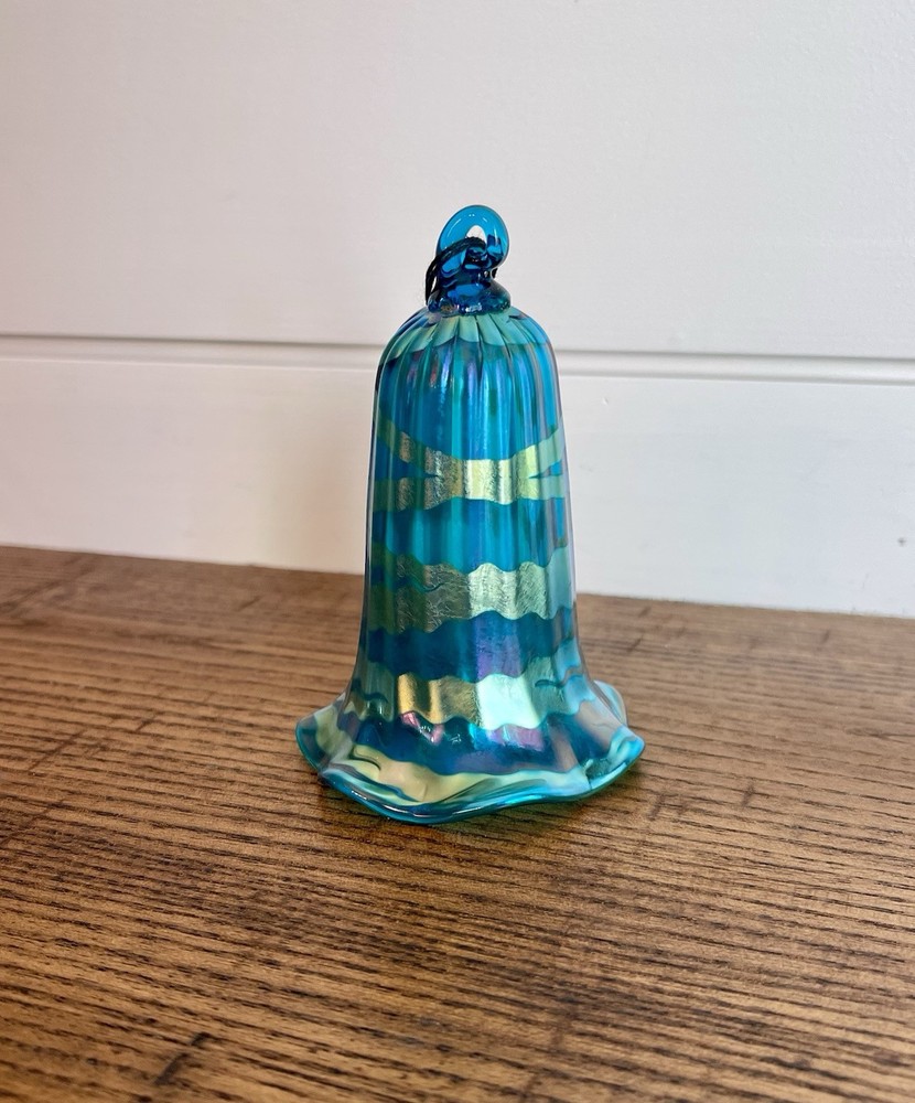 Vintage LUNDBERG STUDIOS Aurene Green Iridescent Art Glass Bell Ornament Signed NWT