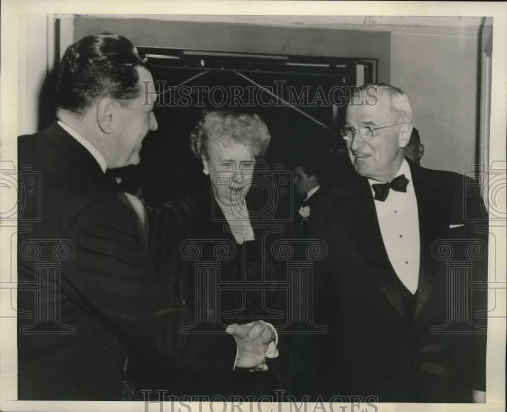 1952 Press Photo President & Mrs. Truman greet Frank McKinney in Washington