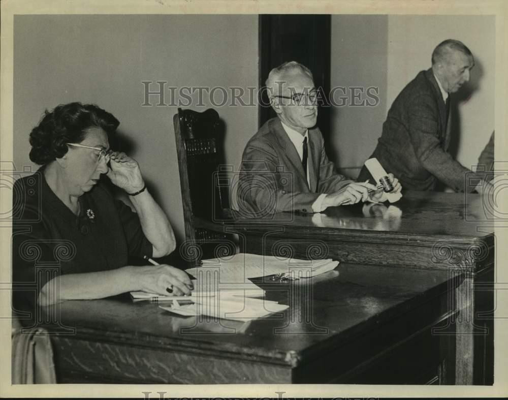 1965 Press Photo James E. McDonald, Cohoes, New York Mayor, leads meeting