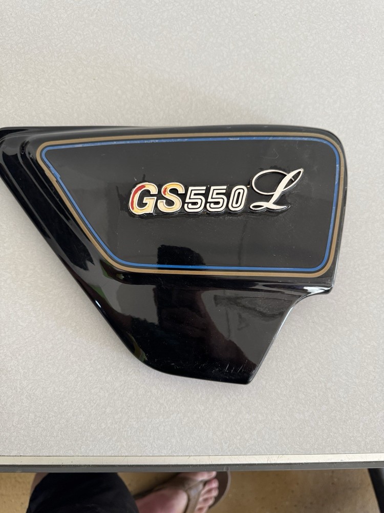 1979-1980 Suzuki GS550L OEM RH/Right Sidecover 47111-47200     (053)