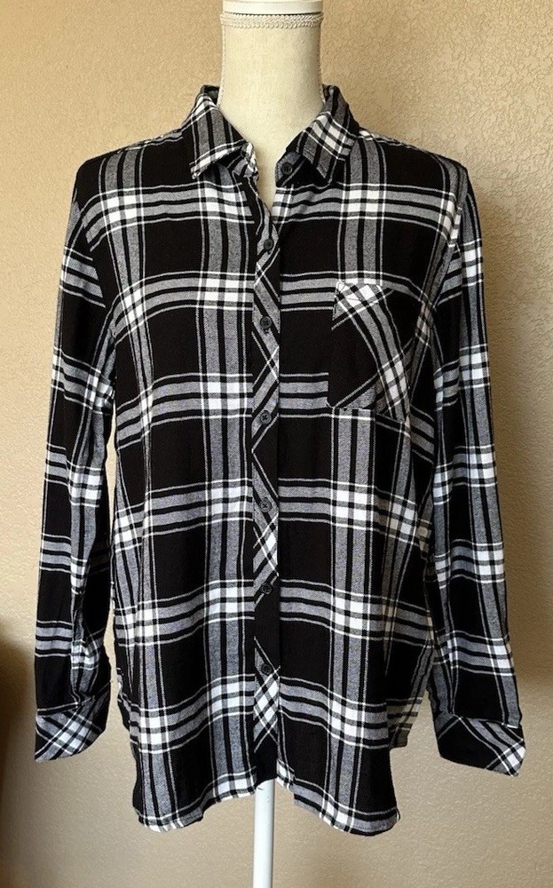 Well Worn Women’s Black White Plaid Long Sleeve Button Up Shirt Size Medium