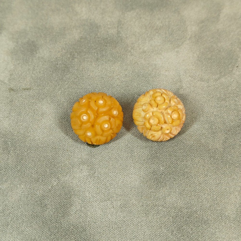 Vintage Tested Bakelite Carved Butterscotch Floral Clip-On Earrings 1