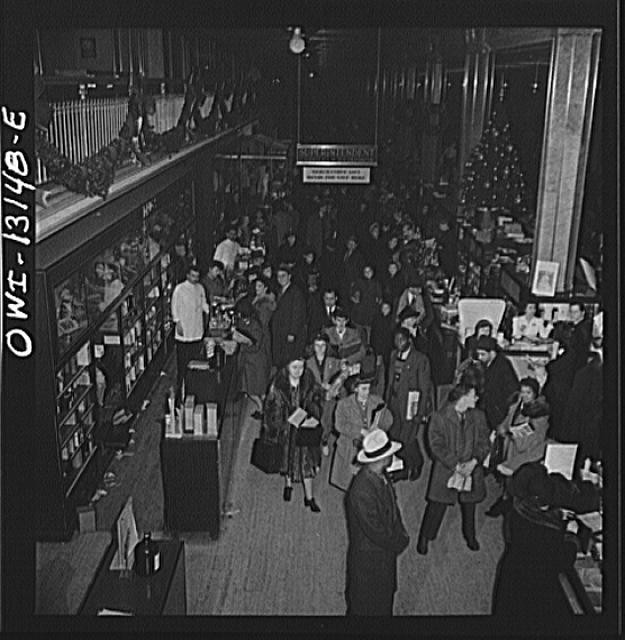 Photo:New York NY 1900s R H Macy Department Store Holiday Shoppers Crowd