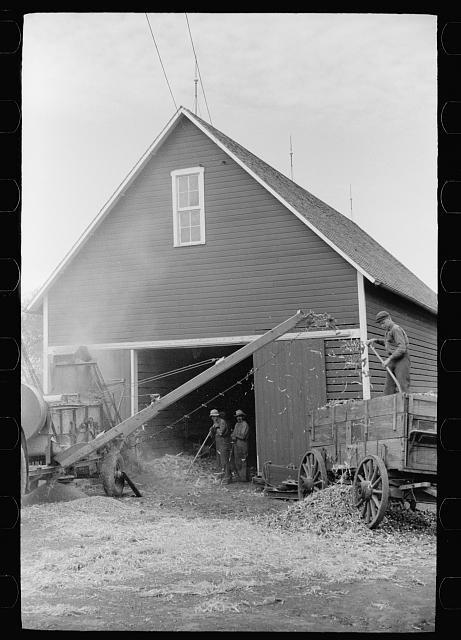 Photo:Grundy County Iowa 1939 Shelling Corn Farm Granary Storage Barn