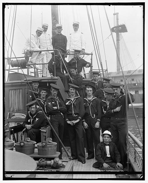 Photo:U.S.S. Huntress, officers and crew