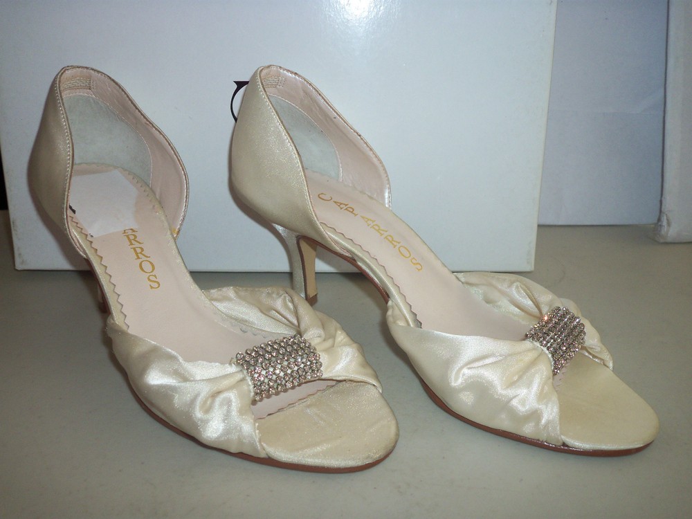 Caparros New Sharelle Ivory Satin Heels 7 M Shoes NWB