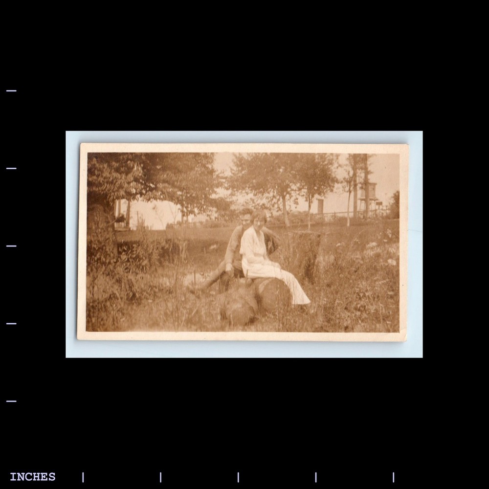 Old Vintage Photo MAN WOMAN COUPLE AFFECTIONATE IN PARK