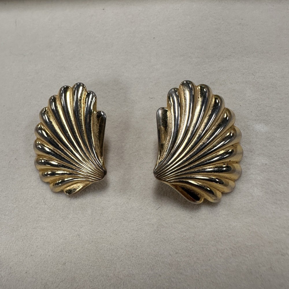 Vintage Trifari Gold Tone Seashell Clam Shell Clip Earrings