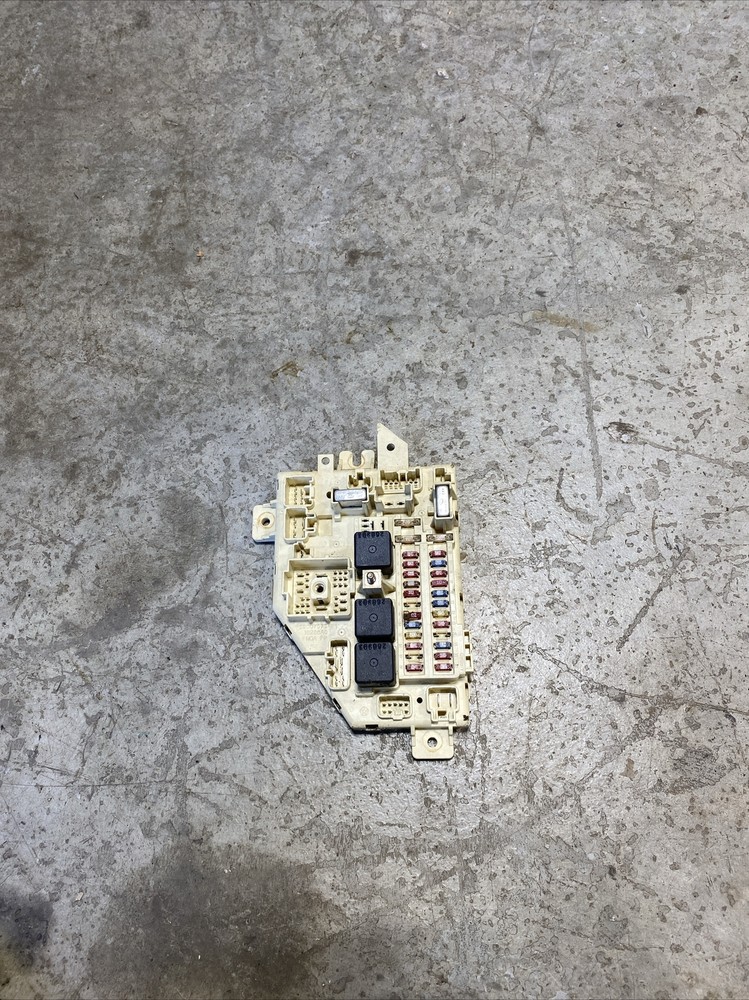 Jeep Cherokee XJ 97-01  Kick Panel Fuse Relay Body Module 56007573AE (W00)