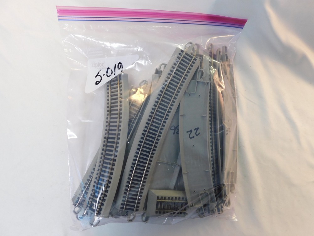 Grab Bag Assorted HO Scale Track with Gray Roadbed Lot# 5-019, 16 Pieces