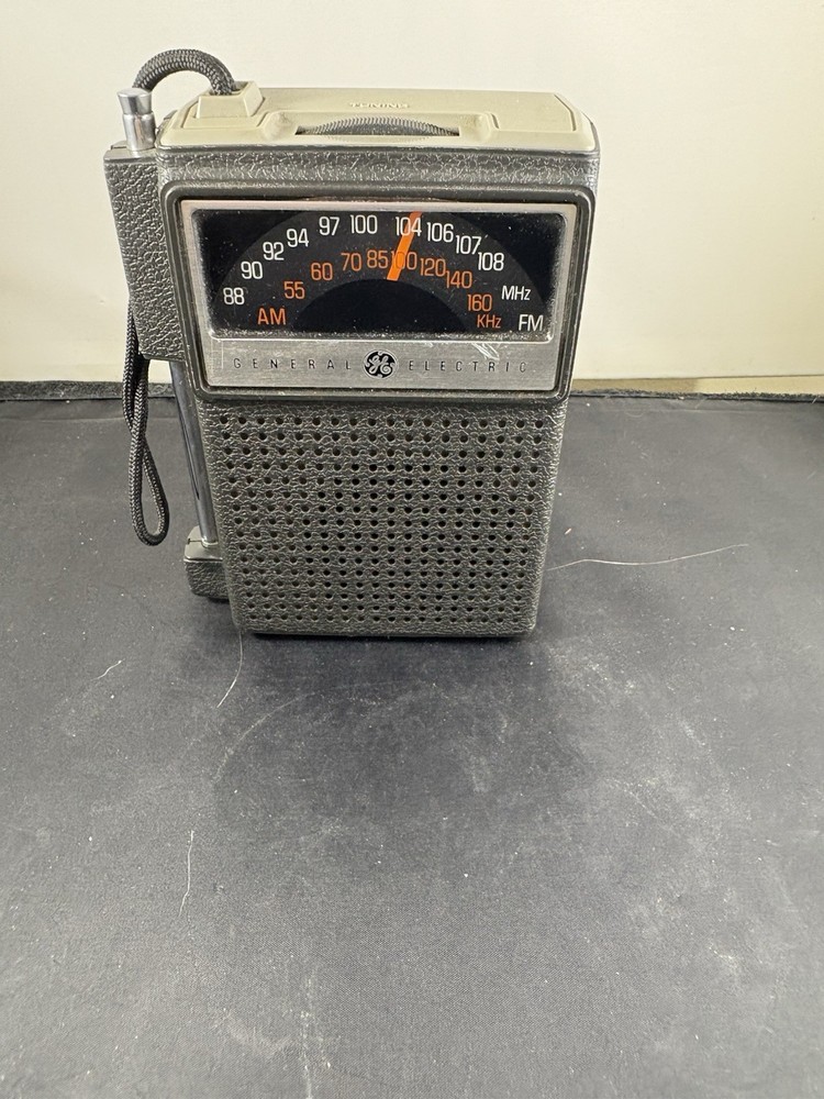 General Electric Vintage 7–2515 AM/FM Transistor Radio FOR PARTS
