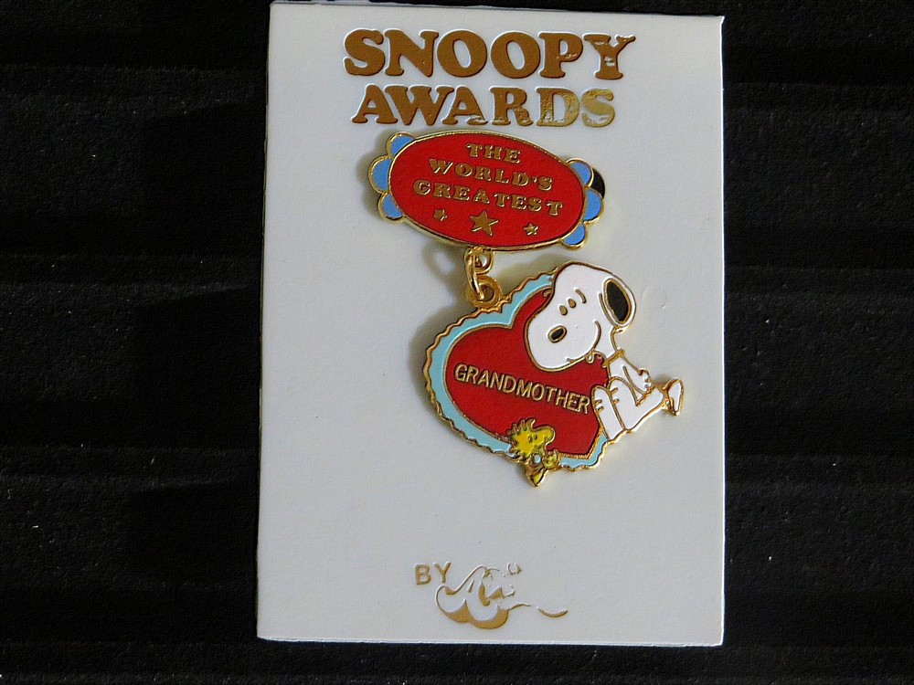 Snoopy Peanuts Charlie Brown Aviva Vintage Award Pin Pinback Figure Jewelry 1975