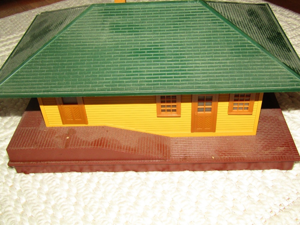 Lionel 6-12812 Passenger Freight Station Train Lighted Accessory #133