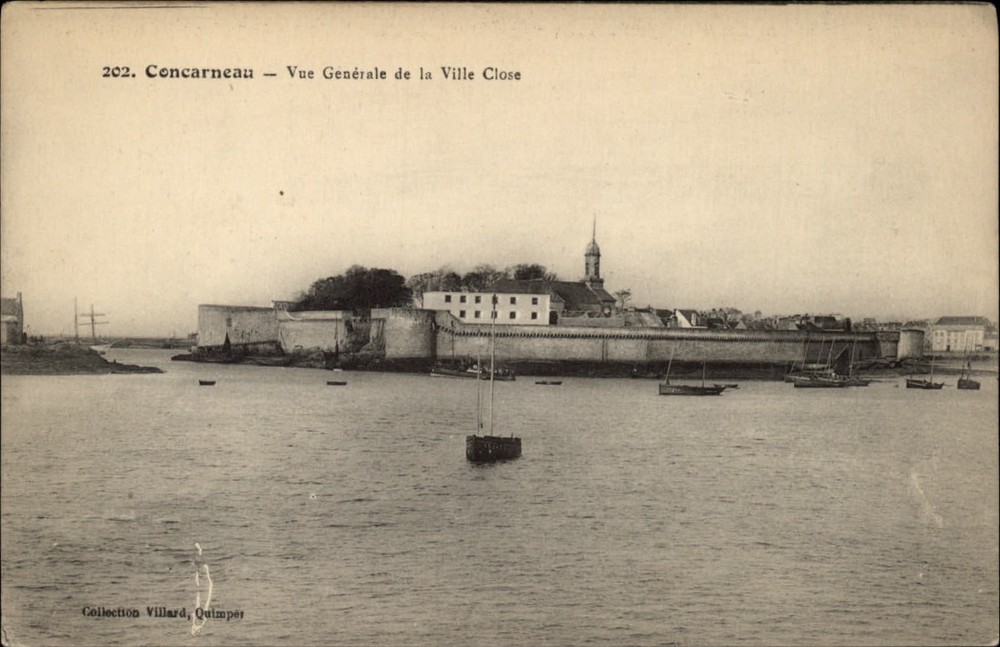 Concarneau Ville Close vintage postcard s055