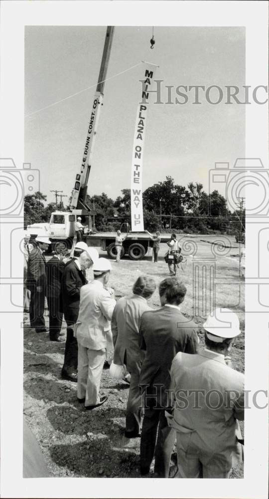 1983 Press Photo Executives at the Main Street Plaza groundbreaking ceremonies