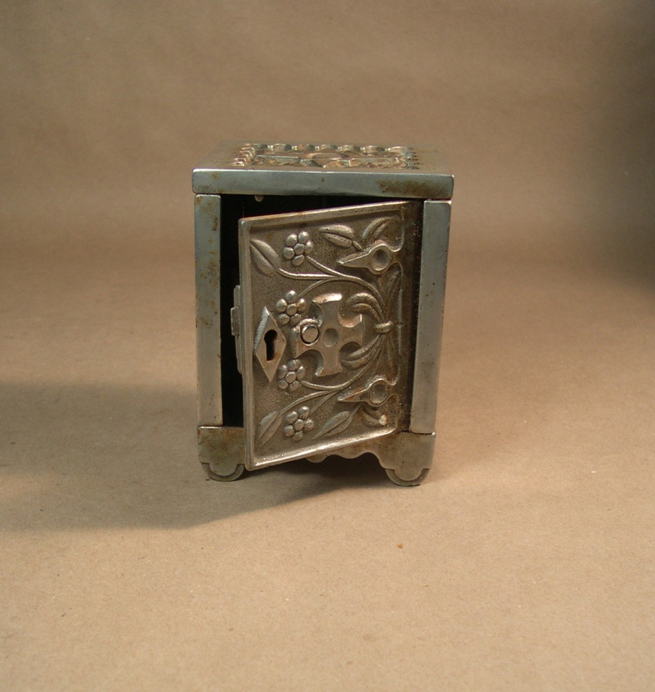 J&E STEVENS Co.  Antique Cast Iron Key Lock Safe No. 50 Coin Bank Cromwell CT