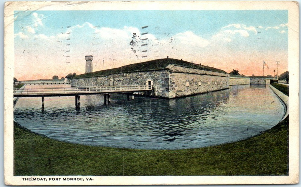 Postcard - The Moat, Fort Monroe - Hampton, Virginia