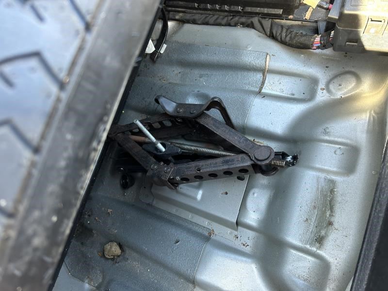 300       2012 Jack 104551959 NO FOAM TRAY NO SPARE TIRE