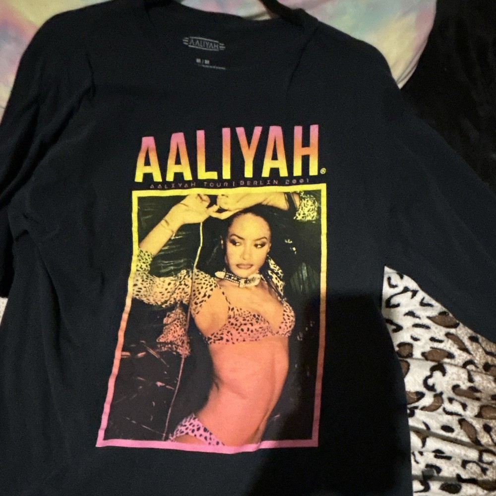Aaliyah Women’s Black Graphic Print Crew Neck Short Sleeve T-Shirt Size M