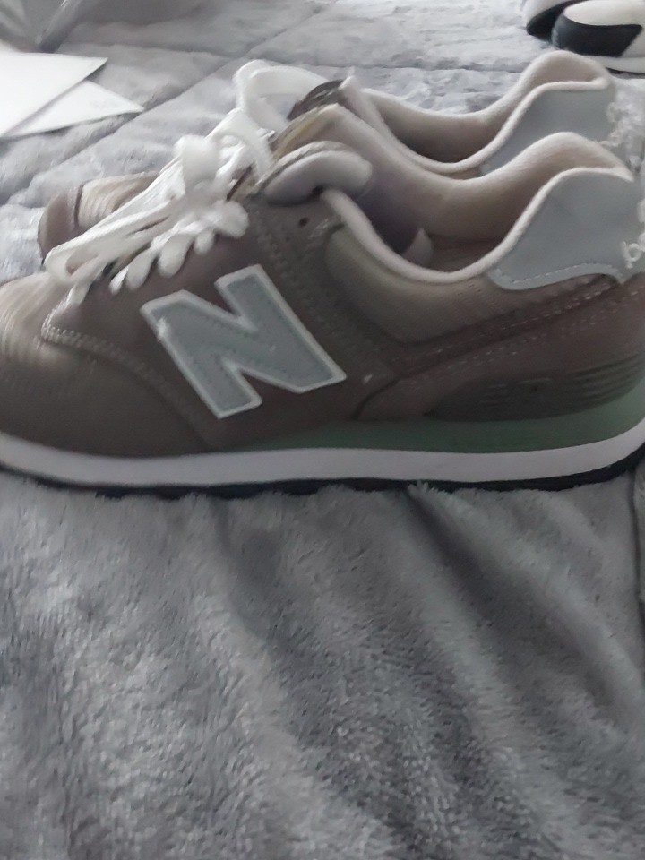 Woman’s New Balance 574 Size 5 Sneakers Shoes