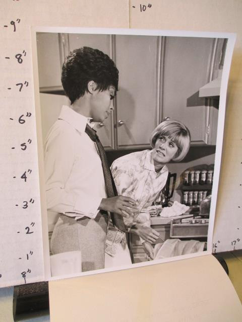 1968 NBC TV show Julia photo with Diahann Carroll and Betty Beaird in kitchen by spice rack
