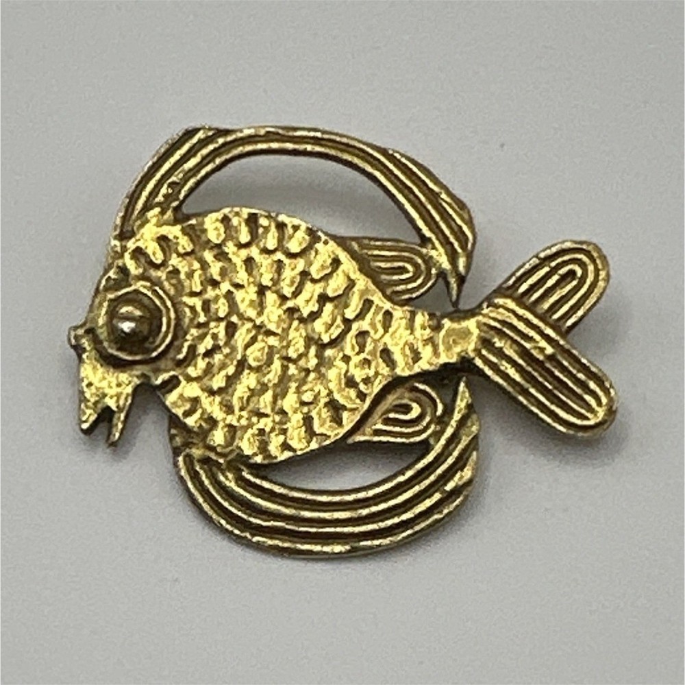Gold Tone Fish Brooch Pin - Metal, No Stone, Animals & Insects Theme