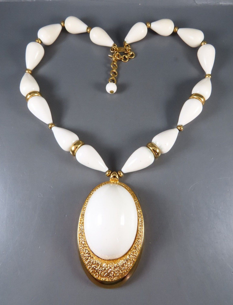 VTG MONET BEADED NECKLACE White Domed Lucite Pendant GOLD TONE TEXTURED 16-18