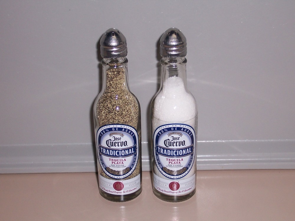 JOSE CUERVO Tradicional Tequila GLASS Bottle Salt and Pepper Set 5.25