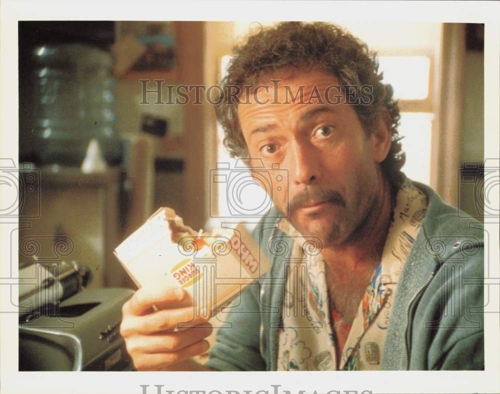 1985 Press Photo Bruce Weitz with Burger King Burger lrb34301