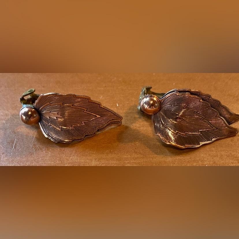 Vintage Gold Tone Leaf Clip-On Earrings Textured Dangle Statement Women’s