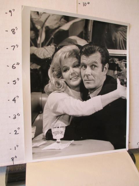 1969 NBC TV show Julia photo Diahann Carroll Hank Brandt Chanin Hale in restaurant