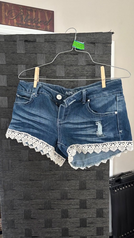 Almost Famous Jean Distressed Denim Shorts w/ White Lace Mid-Rise Women’s Size 7