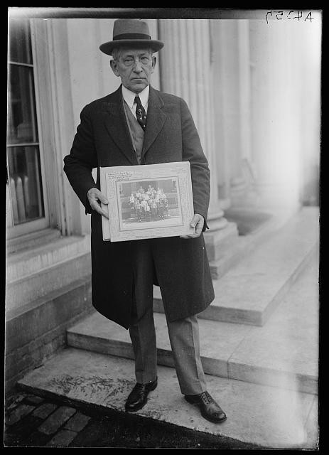 Photo:Man with photograph at White House, Washington, D.C.