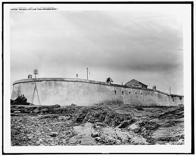 Photo:Seawall at low tide, Panama City