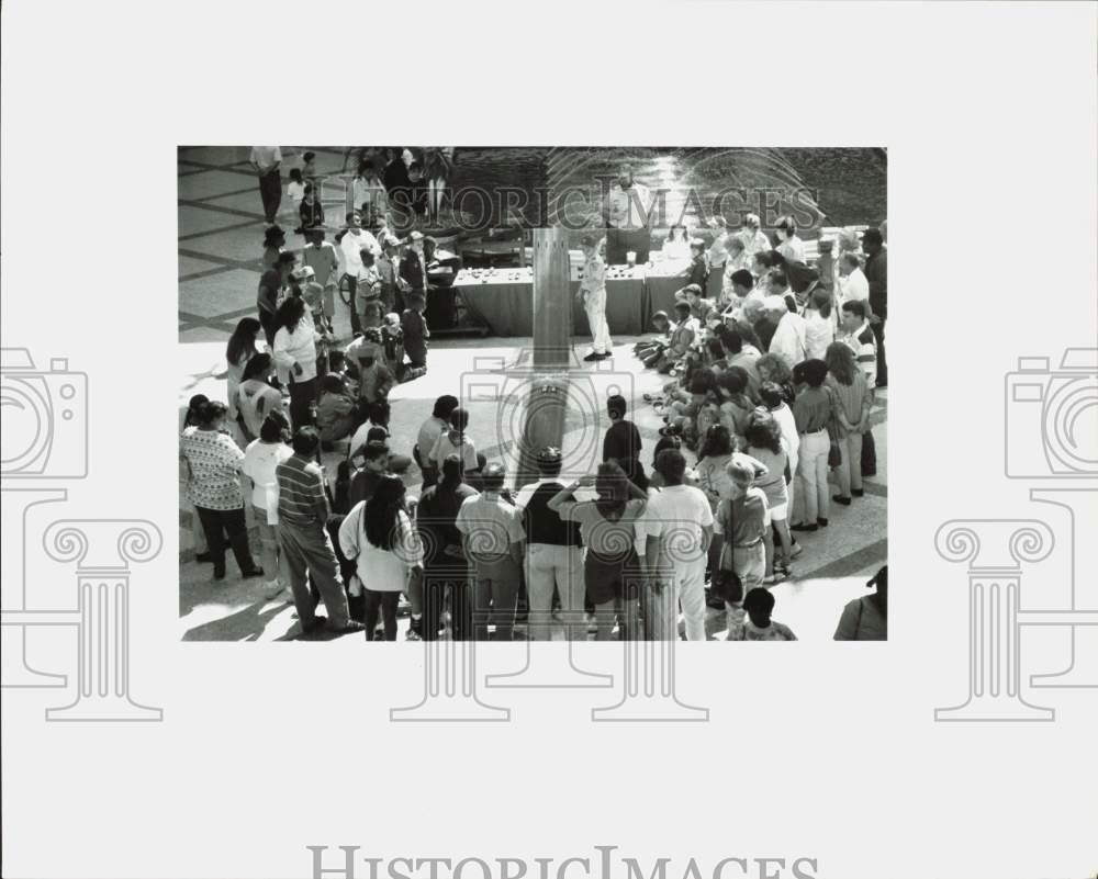 1993 Press Photo Crowd watches Boy Scouts at derby racetrack at Aventura Mall