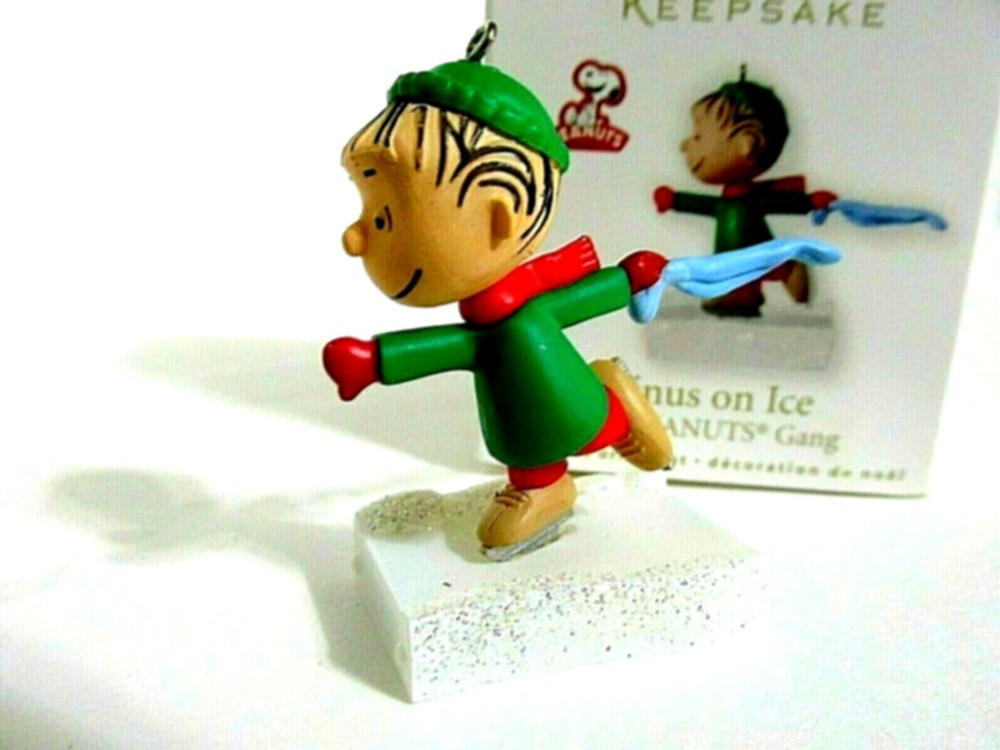 Snoopy Peanuts Charlie Brown Hallmark Christmas Ornament Figurine Linus 2010