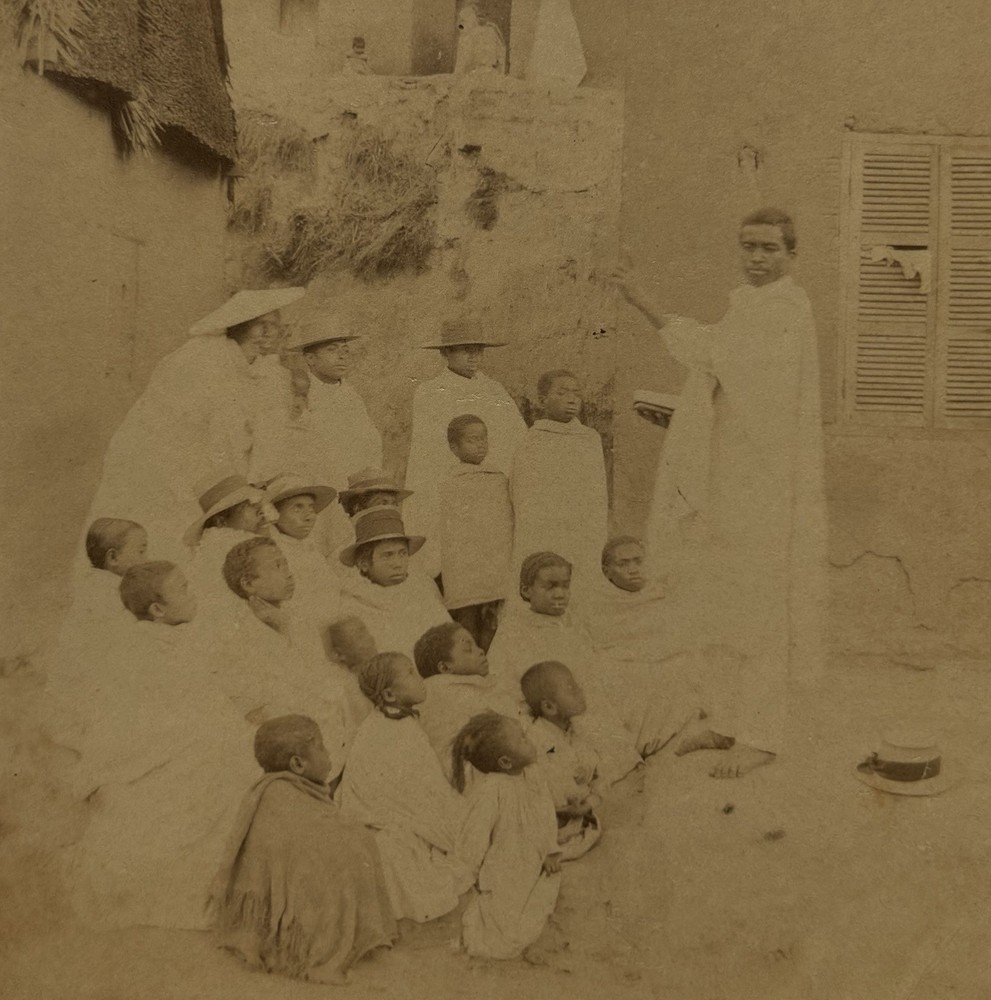 Madagascar, Antananarivo, schoolmaster with his students, original print, 1870 »