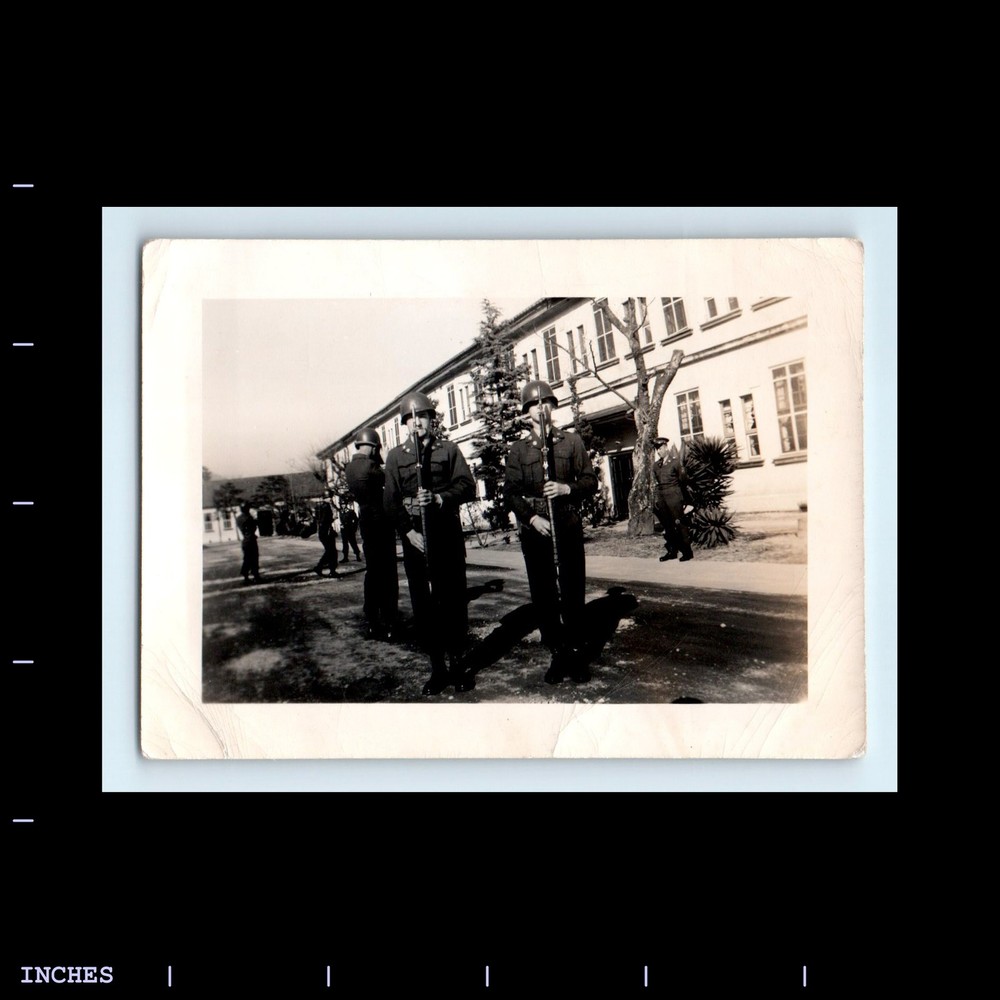 Old Vintage Photo ARMY MEN SOLDIERS RIFLE GUN